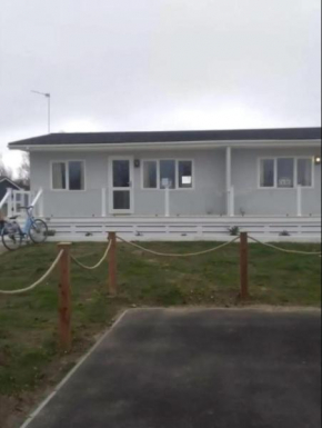 Charming Chalet On A Fantastic Holiday Park In Lowestoft Ref 12077B